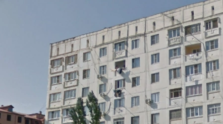 В Каспийске 4-летняя девочка вылезла на карниз 9 этажа