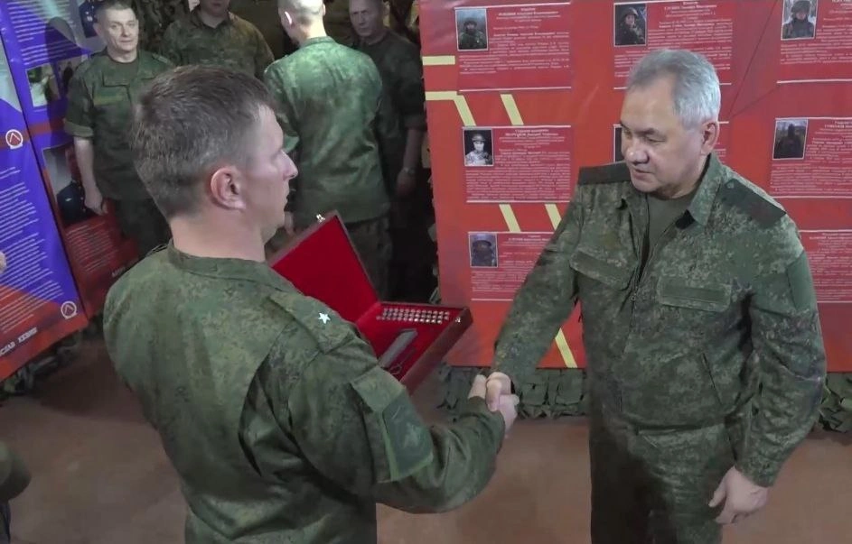 Сергей Шойгу наградил военнослужащих «Центра» в зоне спецоперации