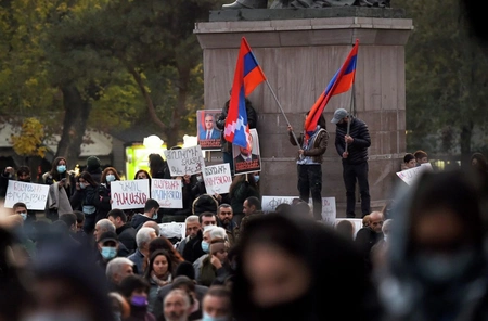 Обстановка на митинге в Ереване продолжает накаляться