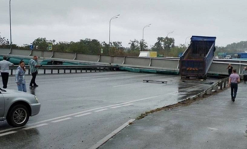 На трассе во Владивостоке самосвал снес виадук