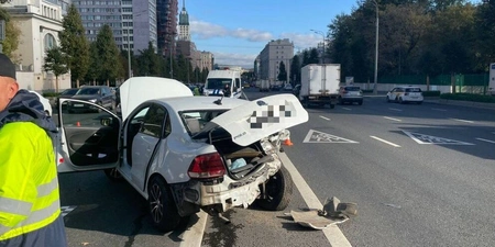 В центре Москвы иномарка сбила стоявших на дороге мужчин 