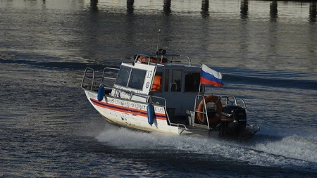 Лодка перевернулась в канале имени Москвы