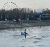 В Иркутске женщина и дети перевернулись из катамарана в воду