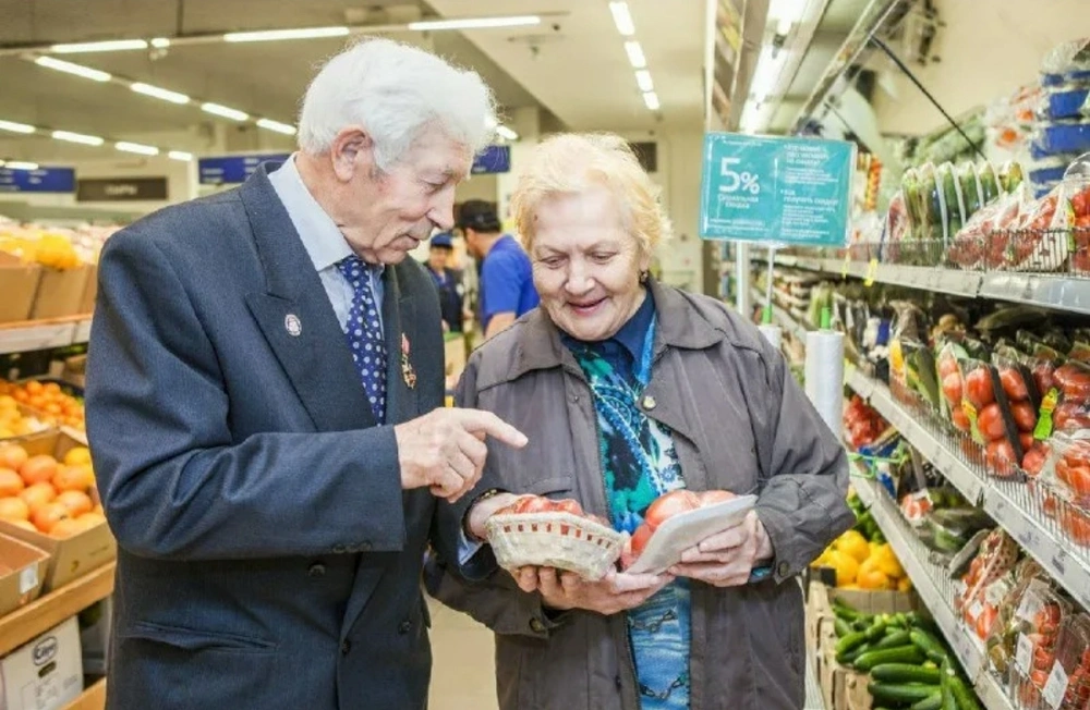 Пенсионерам в РФ будут бесплатно раздавать продукты с истекающим сроком годности