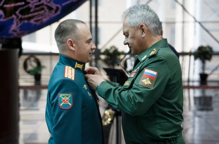 Сергей Шойгу наградил медалями “Золотая звезда” трех российских офицеров