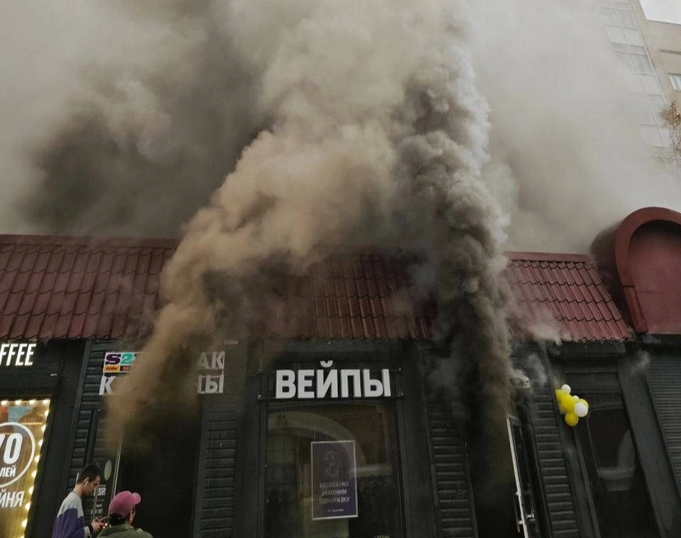 В Москве начался пожар в магазине с кальянами и вейпами