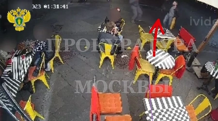 Мужчина устроил разборки с ножом у кафе в центре Москвы