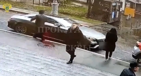 В Москве неизвестный украл из автомобиля крупную сумму денег