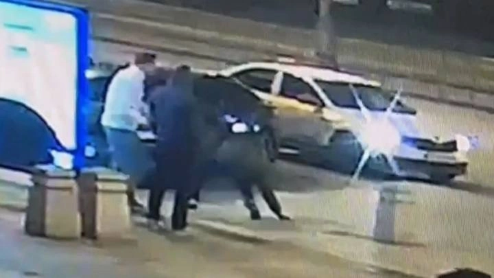 Мужчина попал в больницу после драки в центре Москвы