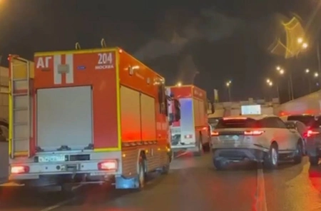 В Северо-Западном тоннеле Москвы загорелся автомобиль
