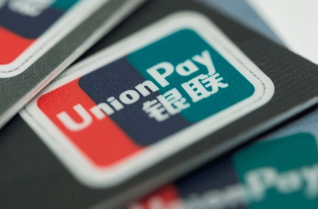 Снять наличные с карт UnionPay призвали своих клиентов банк «Русский стандарт» и «Почта банк» за рубежом