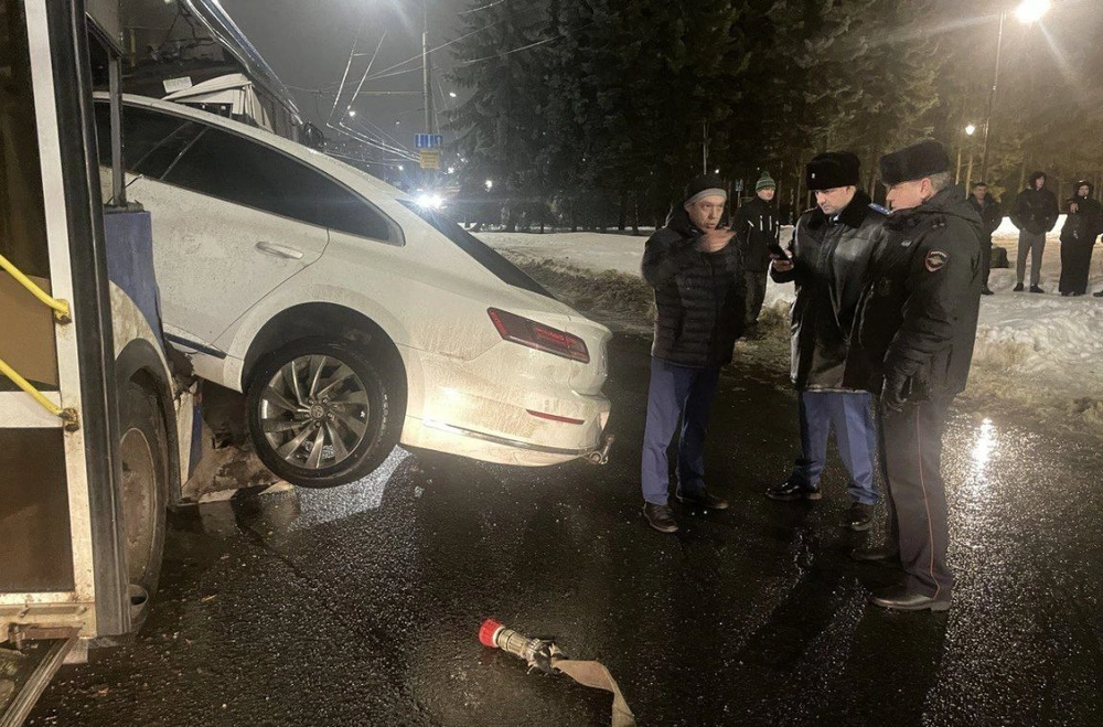 В Рыбинске иномарка въехала в автобус
