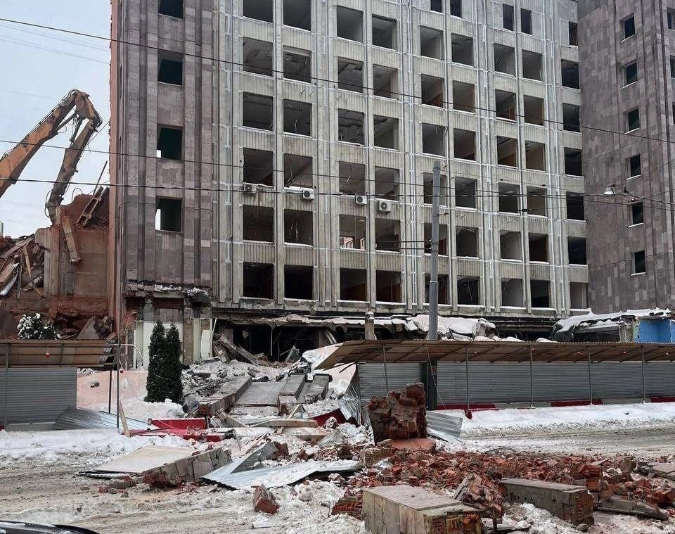 В Москве стена дома упала на дорогу при сносе здания