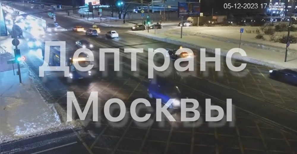 В Москве машина такси загорелась, в результате пострадал водитель