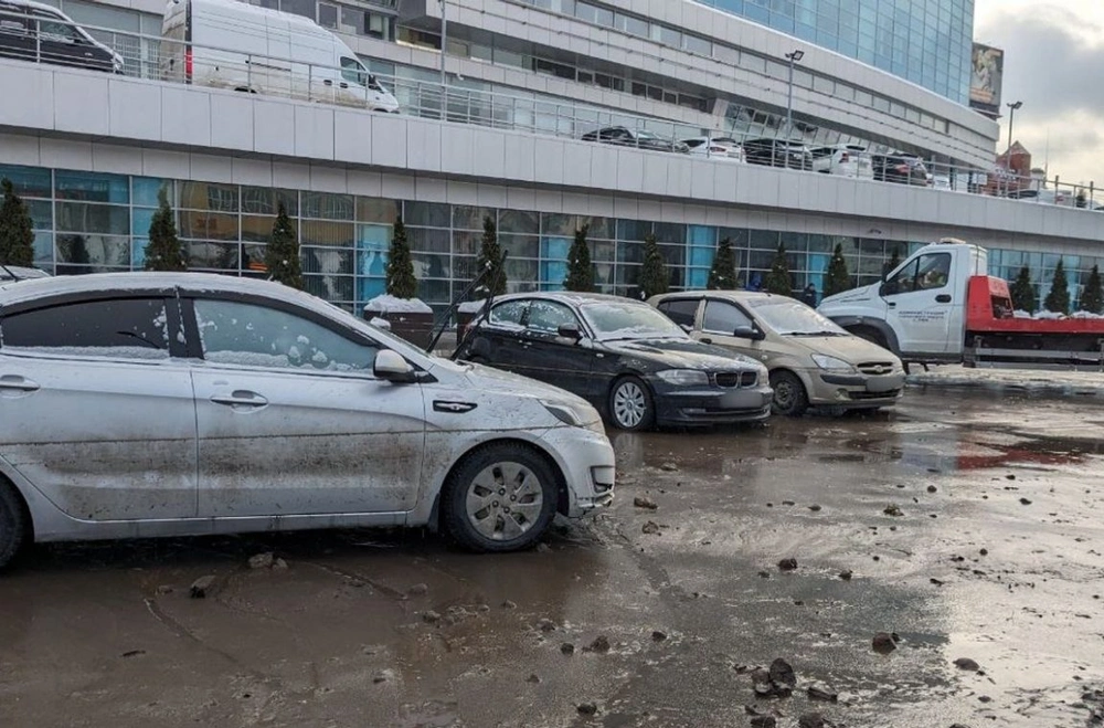 В Уфе десятки машин утонули в нечистотах в результате коммунальной аварии