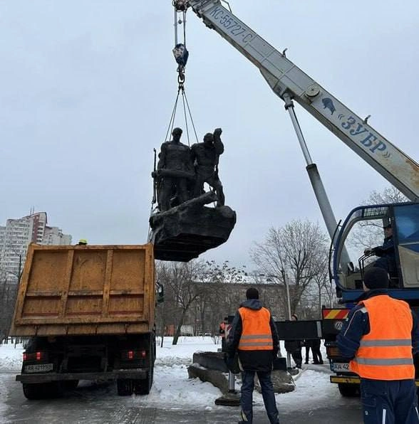 На Украине демонтировали памятник экипажу советского бронепоезда