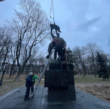 На Украине демонтировали монумент участникам Январского восстания 1918 года