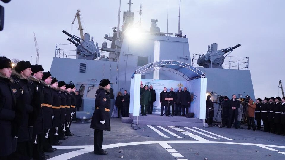 По приказу президента РФ подняли три флага