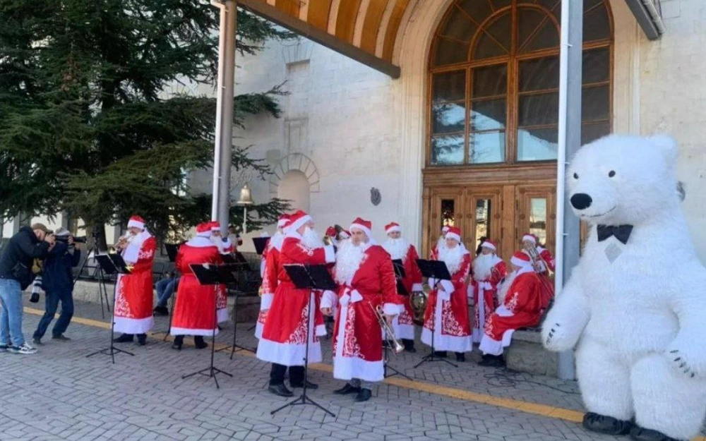Туристов на вокзале в Крыму встречает духовой оркестр Дедов Морозов
