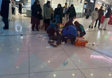 В московском ТЦ охранник нанёс удар ножом барбершоперу