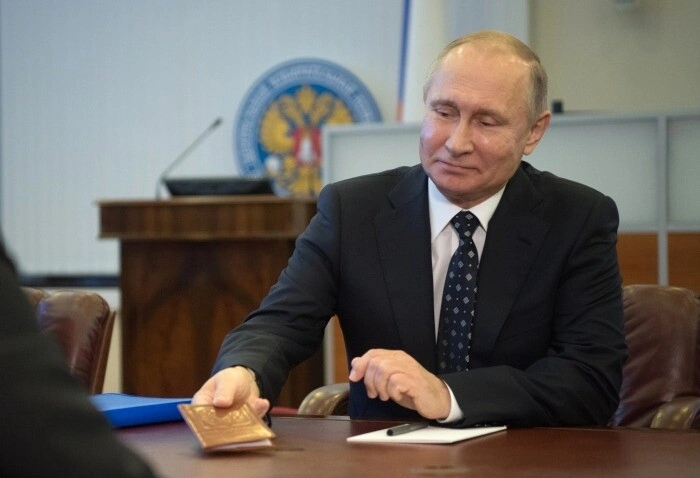 Владимир Путин подал документы в Центризбирком РФ для участия в выборах