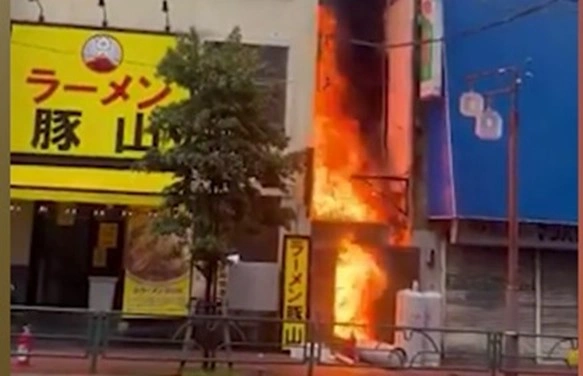В токийском метро задержали движение поездов из-за горящего рядом ресторана