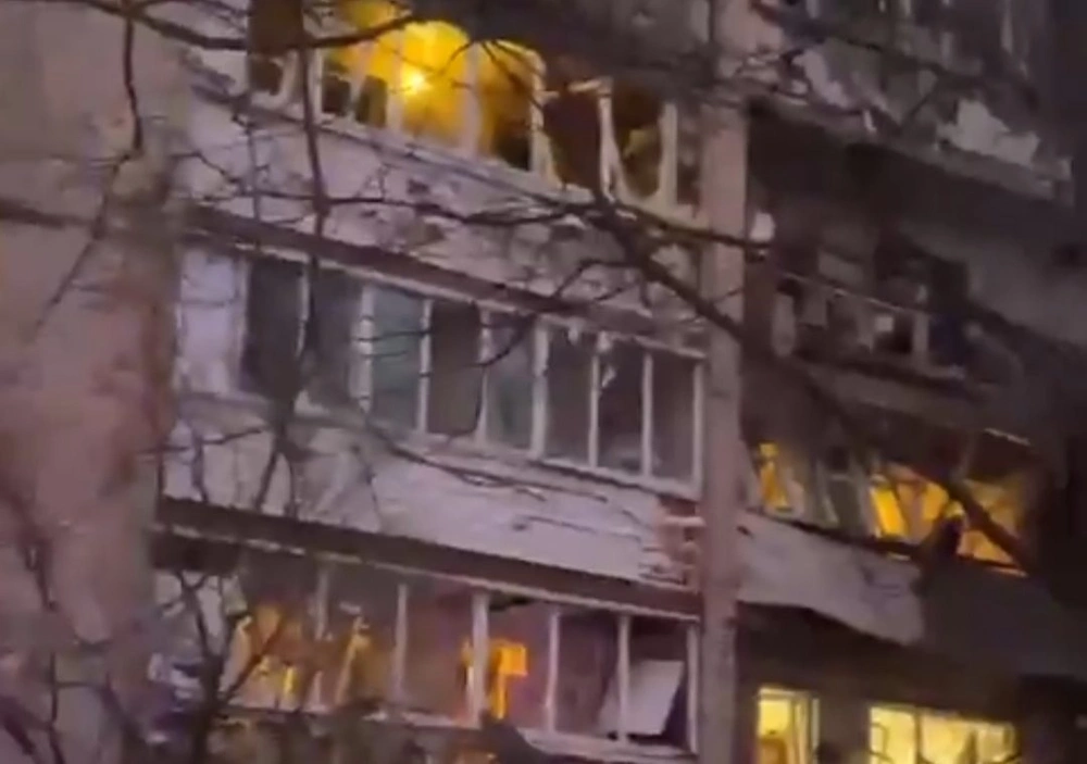В Санкт-Петербурге беспилотник врезался в жилой дом