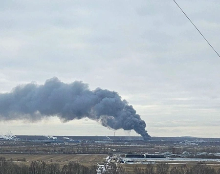 В Санкт-Петербурге в ангаре возник пожар, в результате два человека пострадали