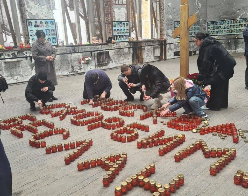 В спортзале школы Беслана проходит акция памяти по погибшим в «Крокусе»