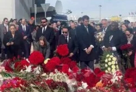 В траурной церемонии у «Крокус сити холла» приняли участие более 130 сотрудников дипмиссий