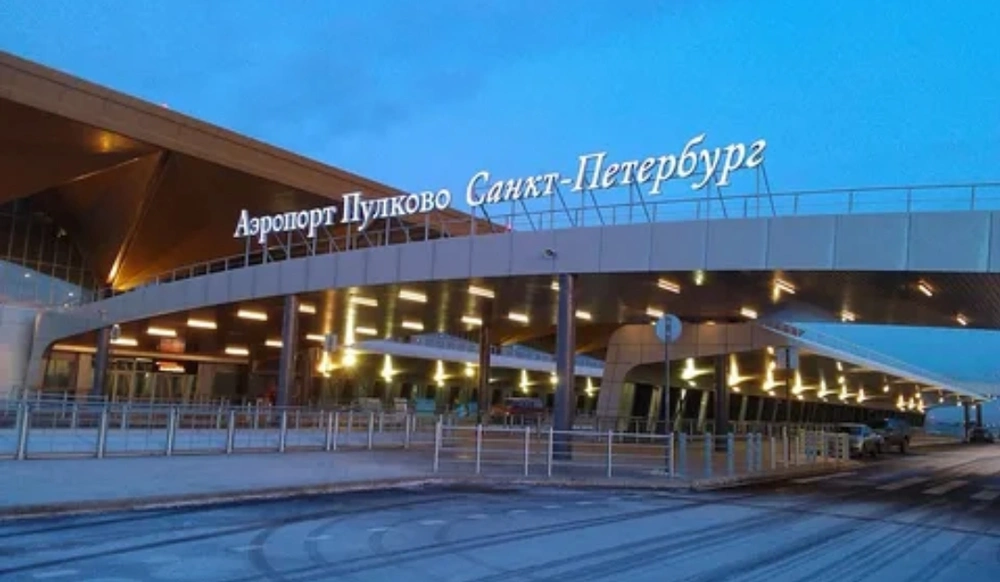 В Пулково спецгрузовик повредил крыло самолёта