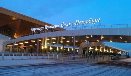 В Пулково спецгрузовик повредил крыло самолёта