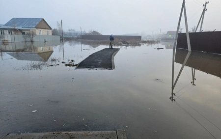 В Оренбургской области начали укреплять насыпную дамбу из-за угрозы прорыва
