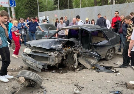 В Саратове автомобиль въехал в автобусную остановку, в результате четыре человека пострадали