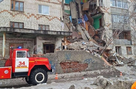 Спасатели эвакуировали из частично обрушившегося дома в Печоре 14 человек