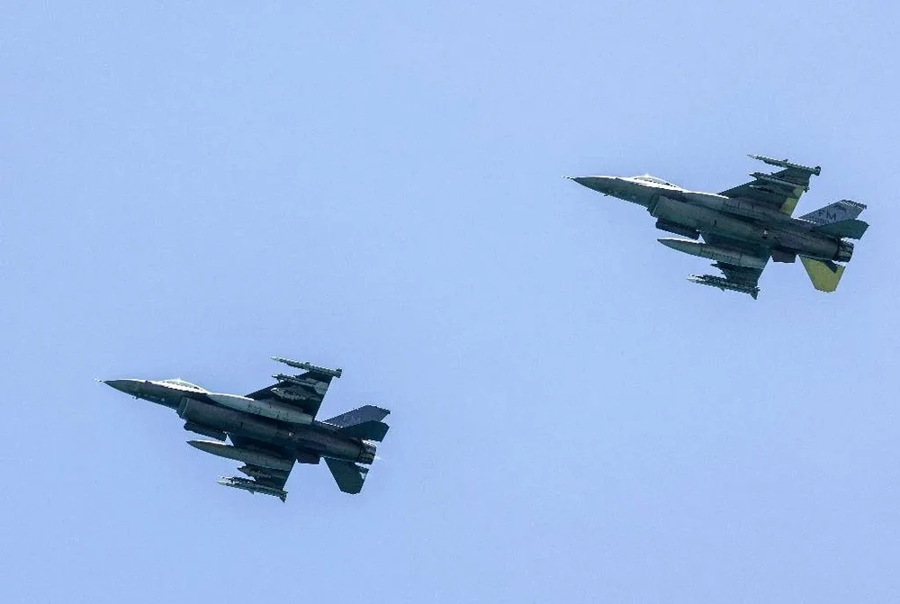 Премьер Бельгии показал фото F-16 для Украины