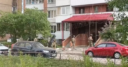 В Санкт-Петербурге мужчина выстрелил в полицейских и закрылся в квартире