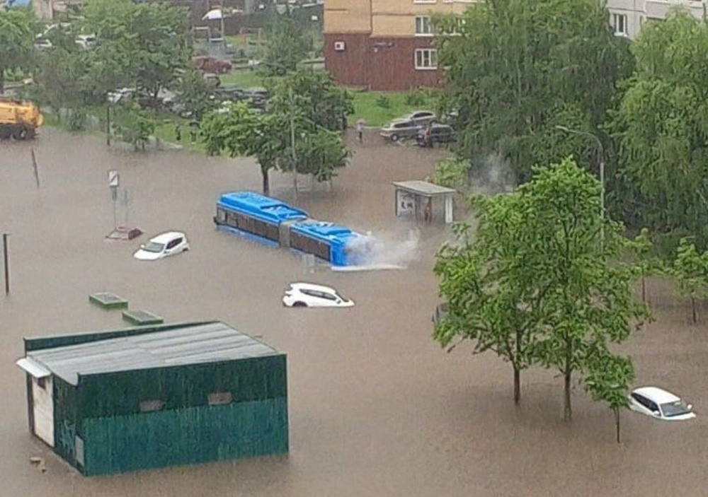 В Москве из-за непогоды автобус застрял в луже на дороге