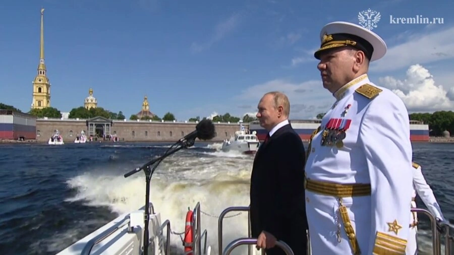 Владимир Путин выступил на параде в День Военно-морского флота в Санкт-Петербурге