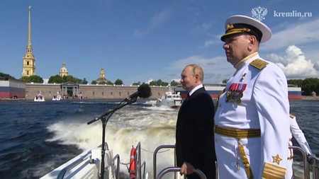 Владимир Путин выступил на параде в День Военно-морского флота в Санкт-Петербурге