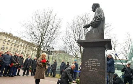 Владимир Путин возложил цветы к памятнику Собчаку