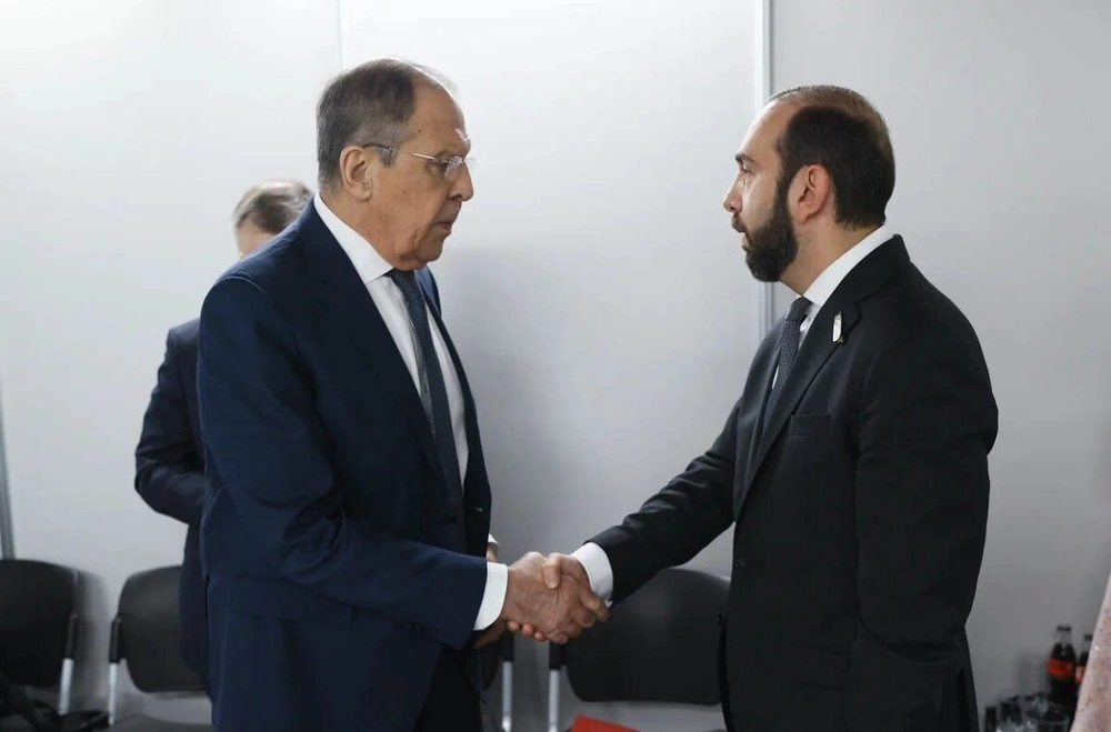 Главы МИД РФ и Армении провели телефонный разговор