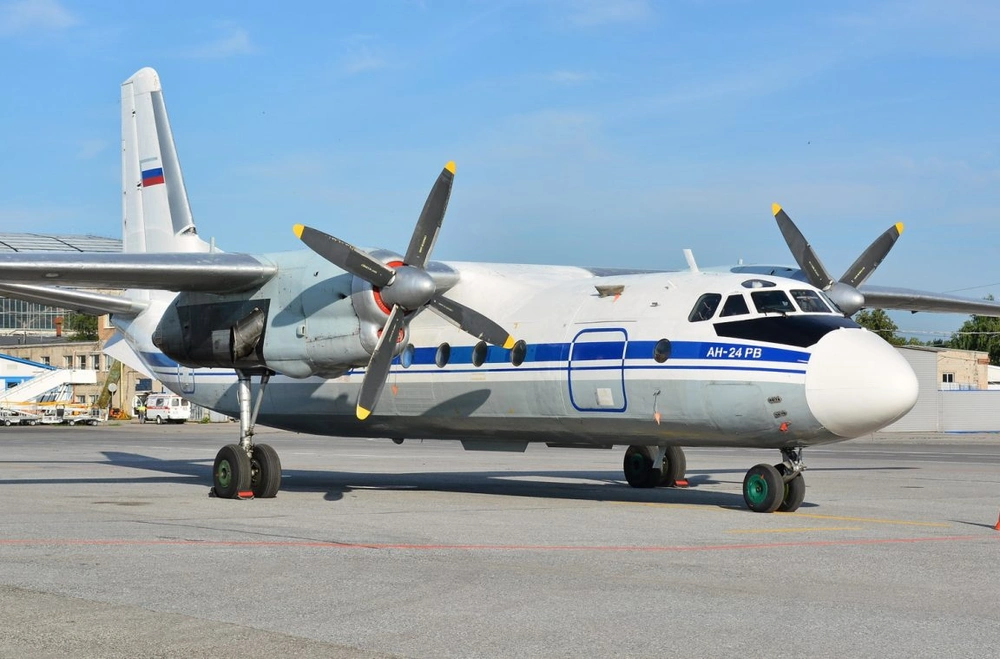 В Иркутской области пассажирский самолет Ан-24 выкатился за пределы ВПП 