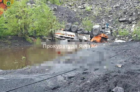 Вахтовый автобус сорвался в обрыв в Якутии