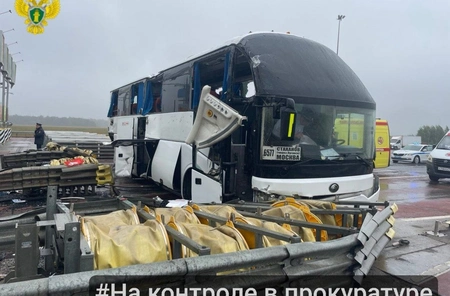На трассе М-4 Дон под Тулой пассажирский автобус врезался в опору пункта оплаты