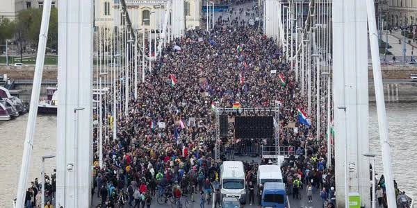 Массовая антивоенная акция прошла в Будапеште с лозунгом против поддержки Украины
