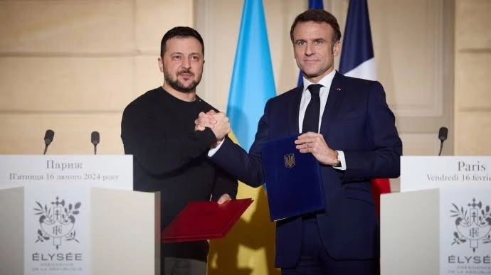 Макрон и Зеленский подписали десятилетнее соглашение о военной помощи Украине