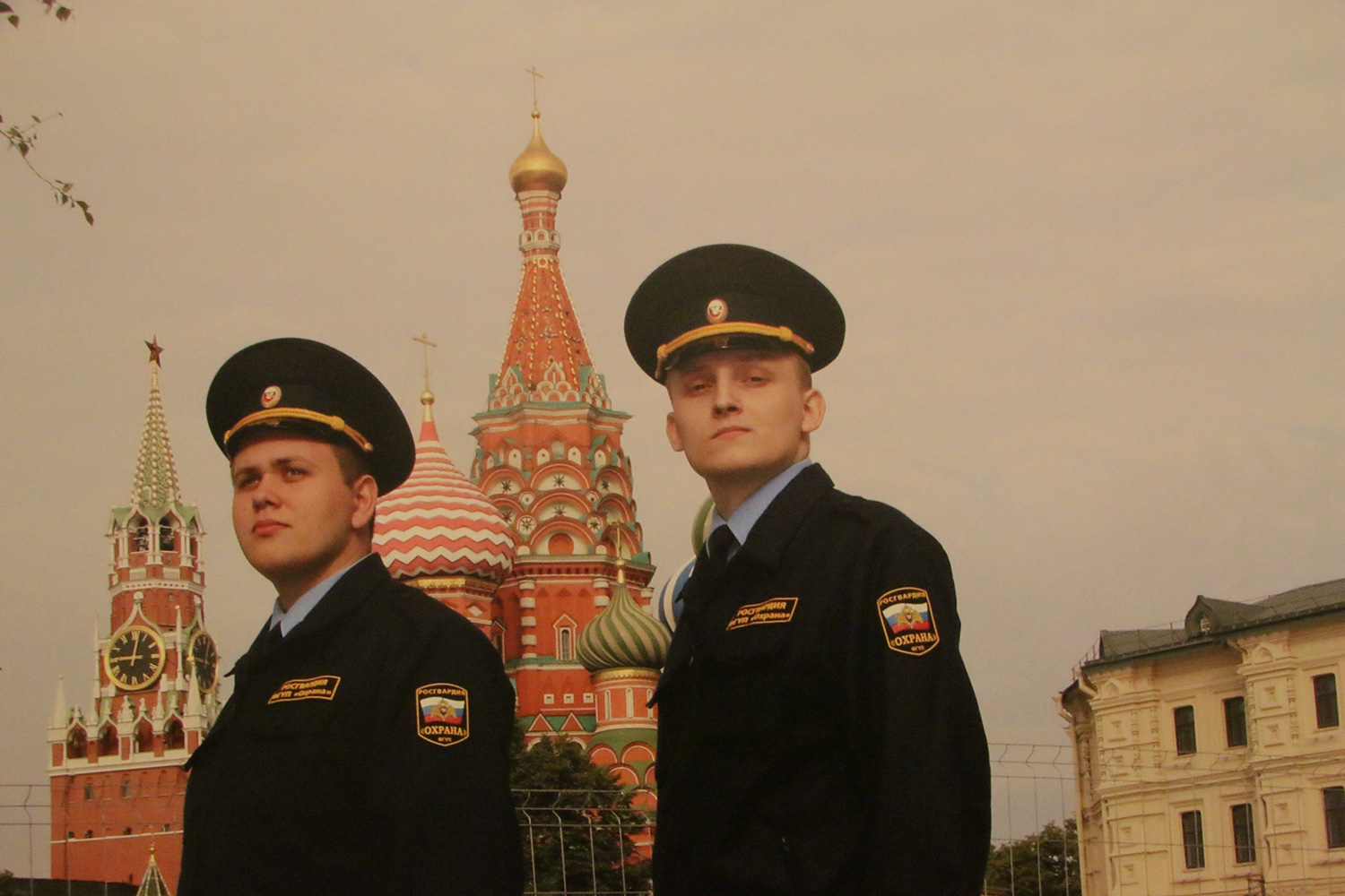 фото солдат на фоне Кремля